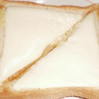 １枚のパンをチーズはスライスチーズを乗せて焼き美味しかったです(^^♪
２人で半分に切ってコーヒータイムに楽しんでいます。